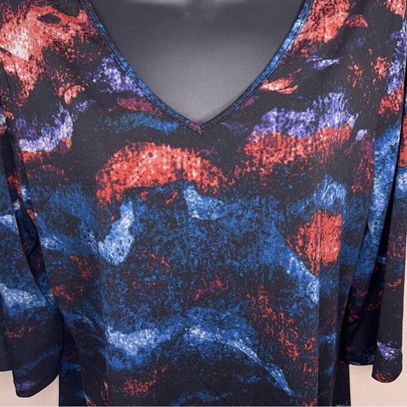 New Medium LuLaRoe Blue Purple Red Black Abstract Print Top Vneck 3/4 Sleeve - Picture 3 of 13